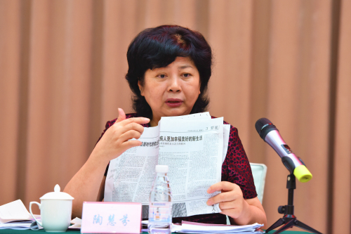 图为省残联党组书记、理事长陶慧芬同志传达学习全国代表大会精神