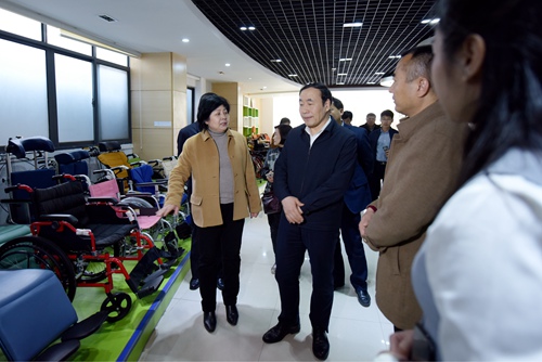 图为察看省残疾人辅助器具中心